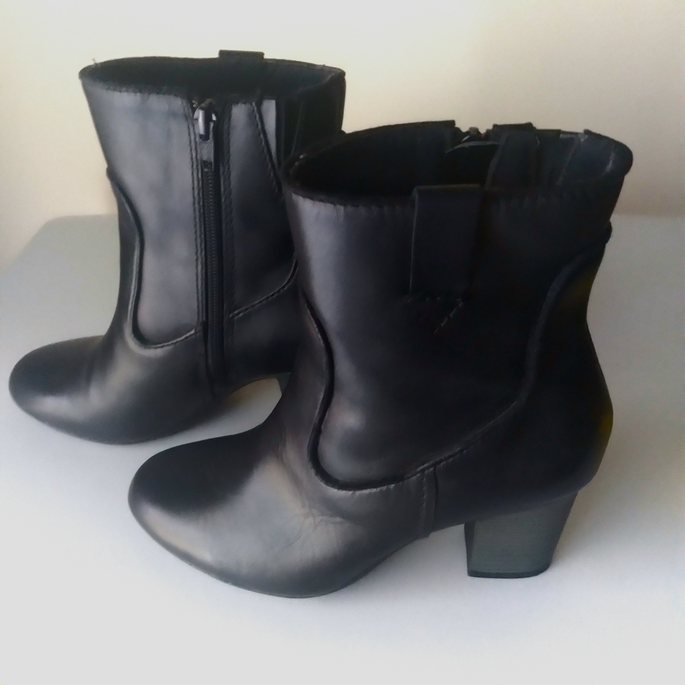 Clarks Bendables Size 6.5M Black Leather Heeled Zipper Ankle Booties‎